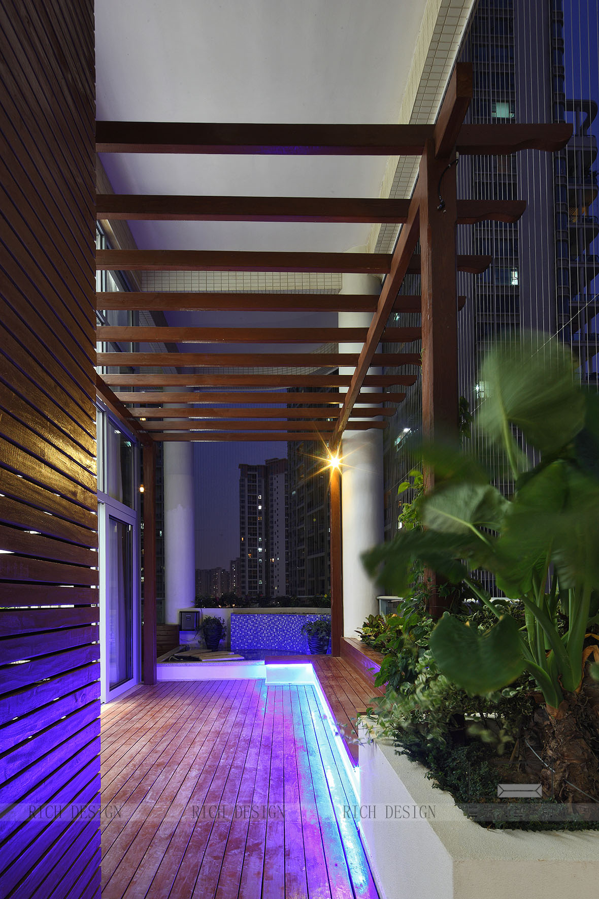 熙龍灣別墅陽(yáng)臺(tái)夜色裝修欣賞圖