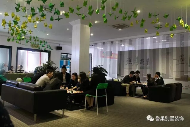 設計師與業(yè)主詳細講解設計方案 設計師給業(yè)主詳細講解設計方案