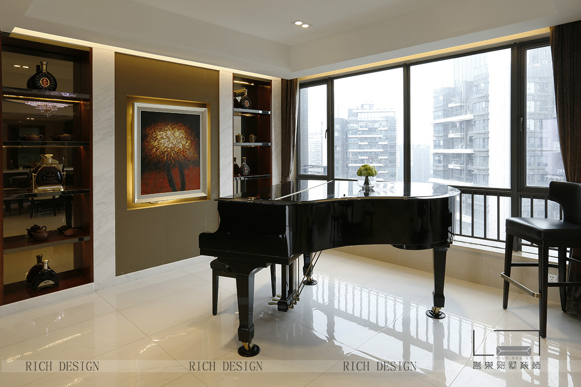 水榭春天現(xiàn)代別墅鋼琴區(qū)裝飾效果圖 水榭春天現(xiàn)代別墅鋼琴區(qū)裝飾實(shí)景圖