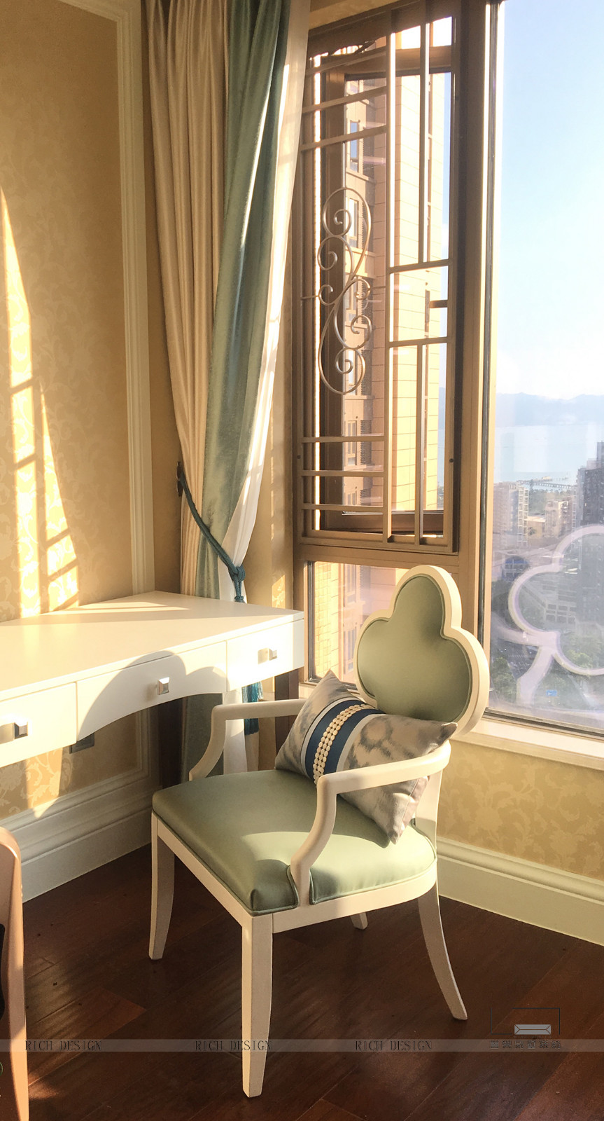 恒裕濱城美式風格陽臺一角裝飾效果圖