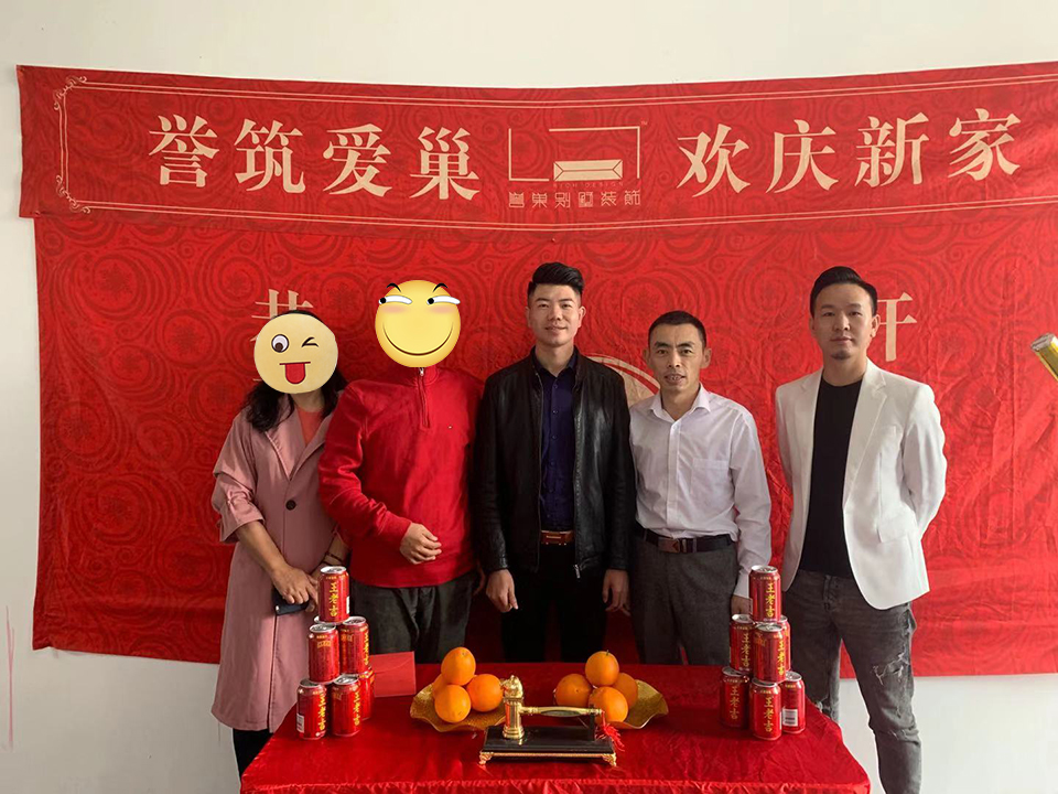 譽(yù)巢裝飾員工與業(yè)主在深圳金迪世紀(jì)工地合影 譽(yù)巢裝飾員工與業(yè)主在深圳金迪世紀(jì)工地合影