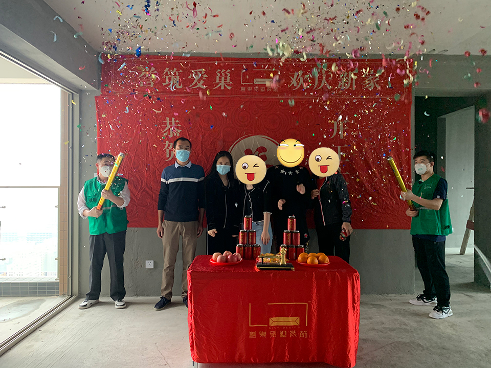 譽(yù)巢設(shè)計(jì)公司在給業(yè)主慶祝 譽(yù)巢設(shè)計(jì)公司在給業(yè)主慶祝