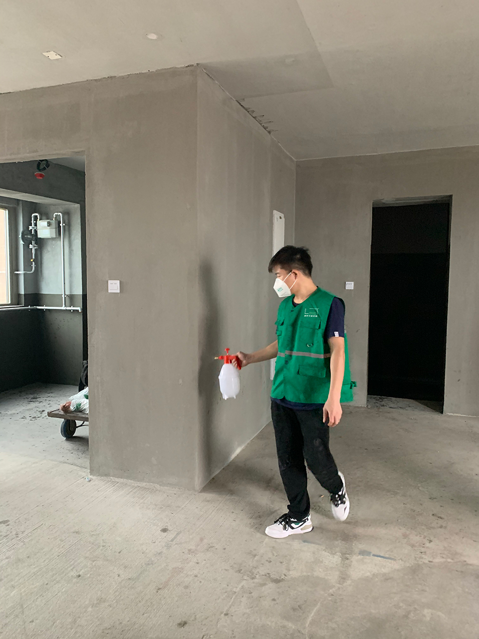 譽(yù)巢裝飾設(shè)計(jì)院?jiǎn)T工在開(kāi)工前消毒 譽(yù)巢裝飾設(shè)計(jì)院?jiǎn)T工在開(kāi)工前消毒